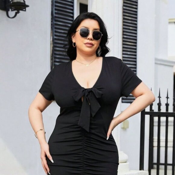 Plus Size Ruched Tied Short Sleeve Mini Dress - Picture 4 of 9